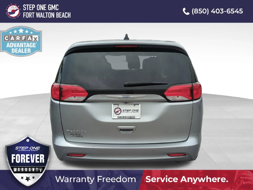 Used 2018 Silver Chrysler L image 5
