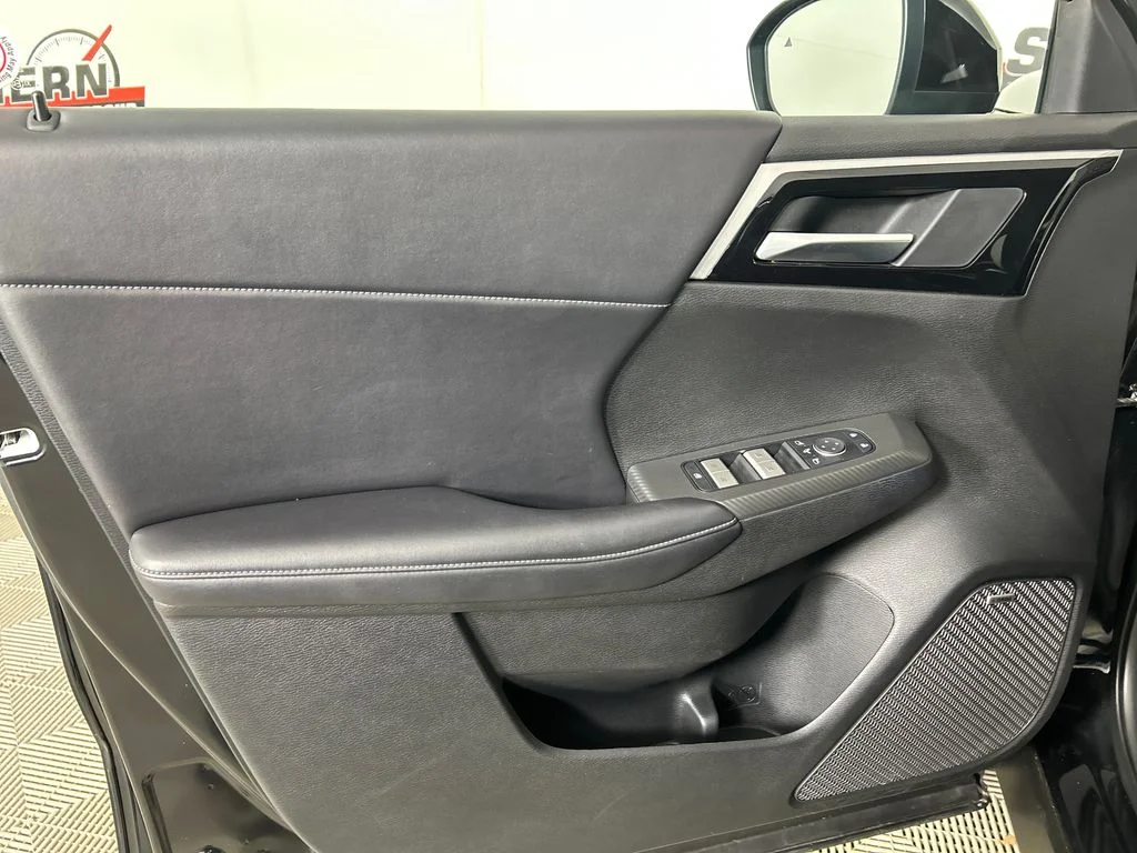 Used 2025 Black Mitsubishi SE image 10