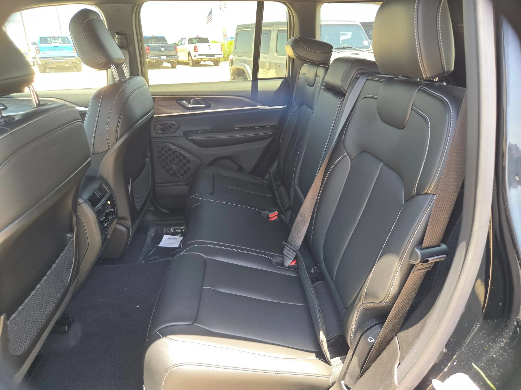 New 2026 Diamond Black Crystal Pearlcoat Jeep Limited image 13