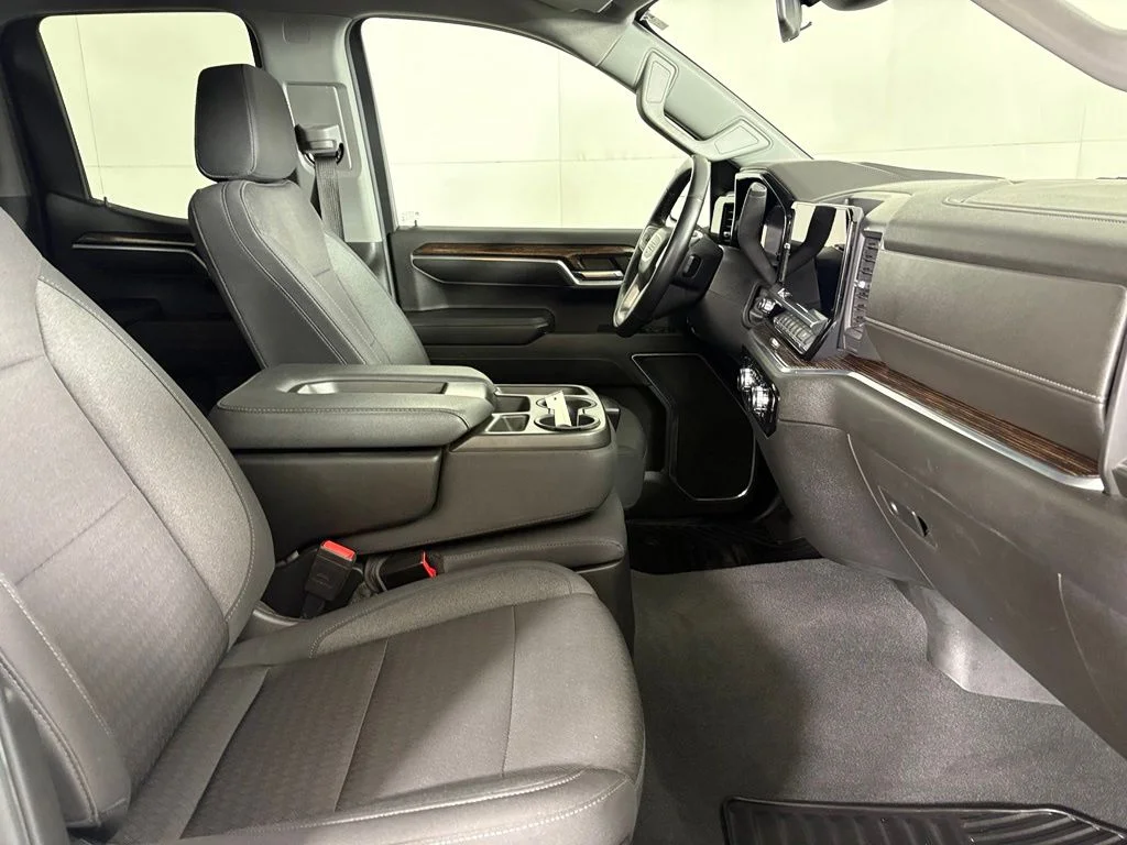 Used 2023 White GMC Elevation image 17