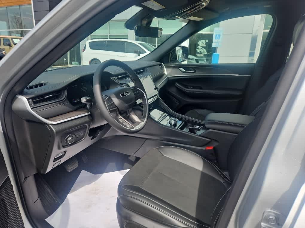 New 2026 Silver Zynith Jeep Laredo Altitude image 18