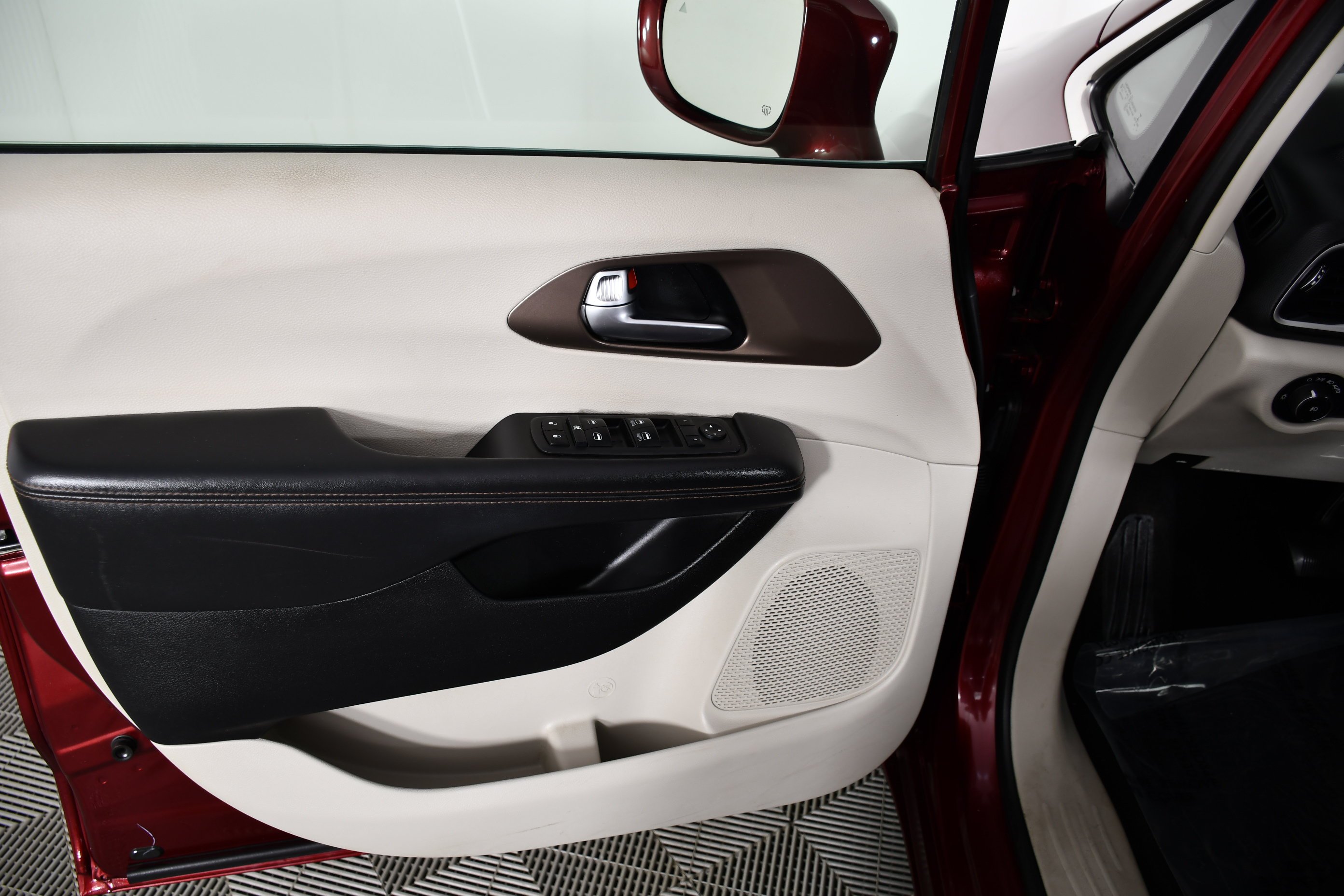 Used 2019 Velvet Red Pearlcoat Chrysler Touring L image 34