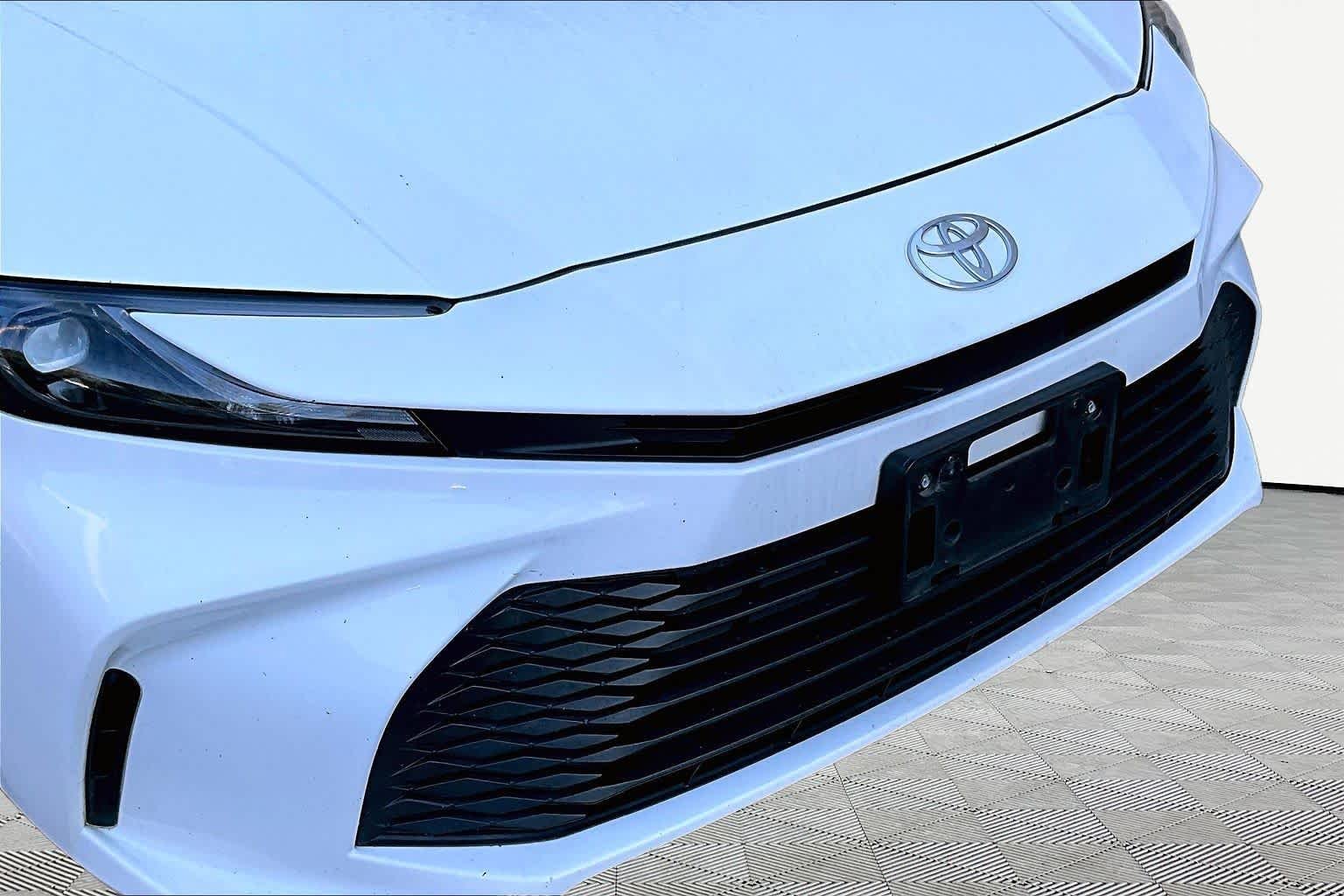 Used 2025 Ice Cap Toyota LE image 30