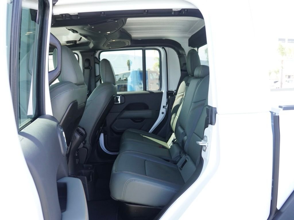 New 2026 Bright White Clear-Coat Exterior Paint Jeep Mojave image 17