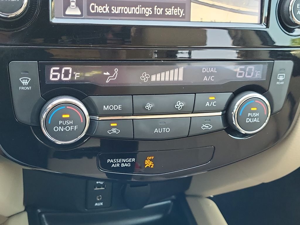 Used 2016 Blue Nissan SL image 31