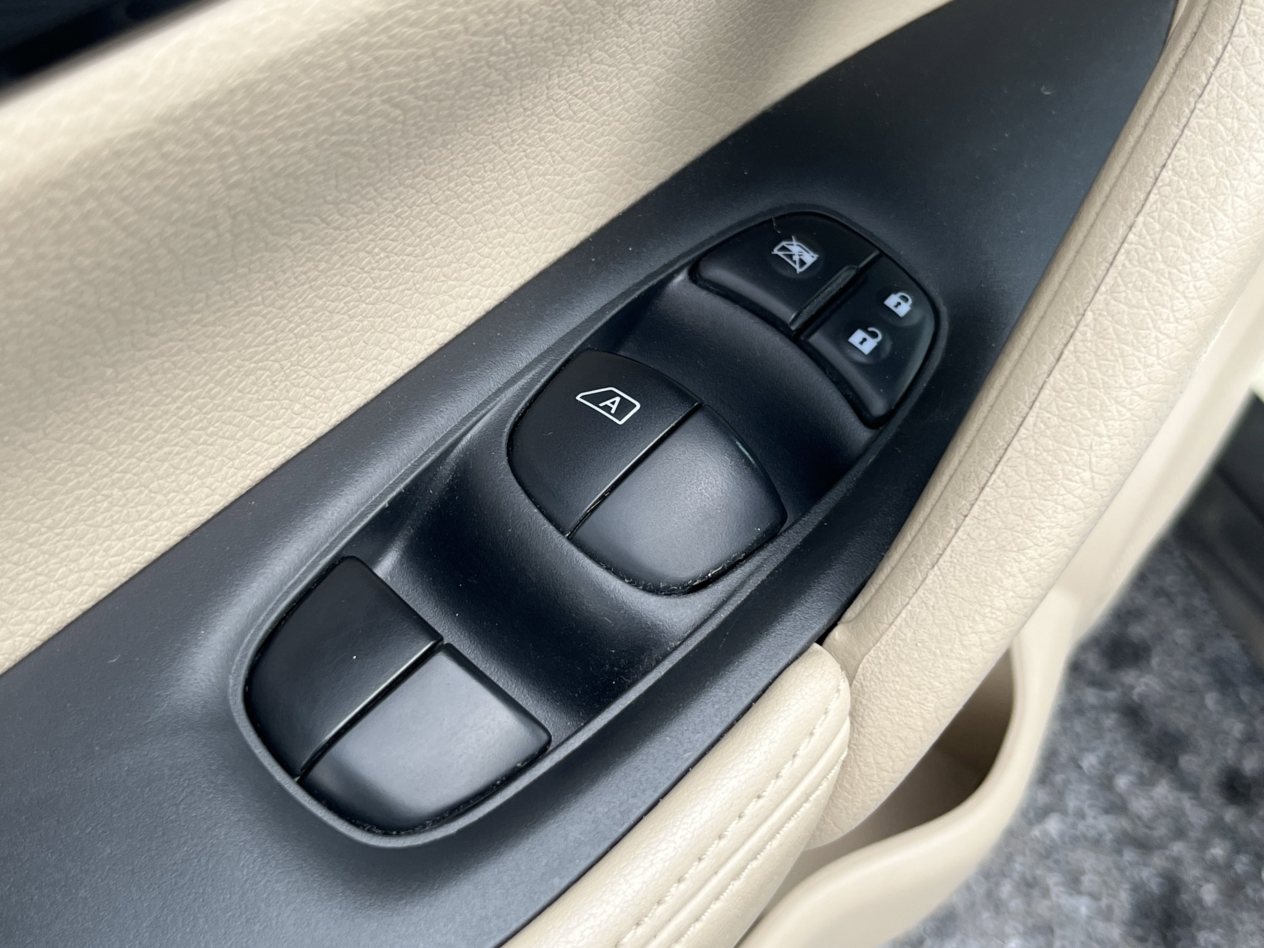 2020 Nissan Rogue AWD SV photo 2