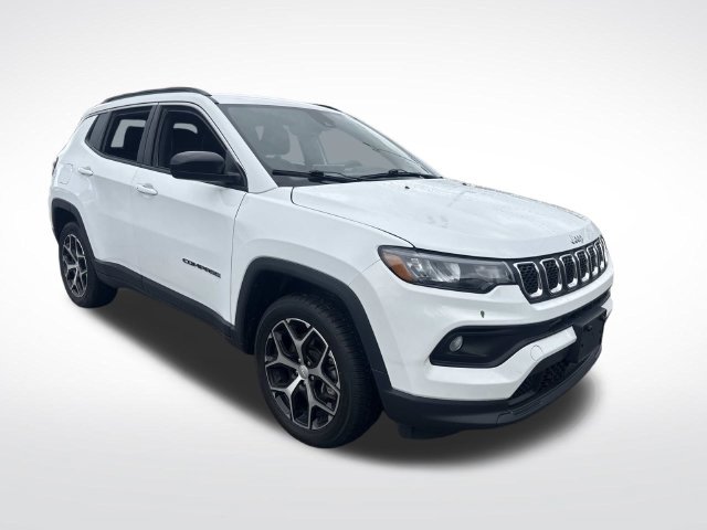 Used 2024 Bright White Clearcoat Jeep Latitude image 10