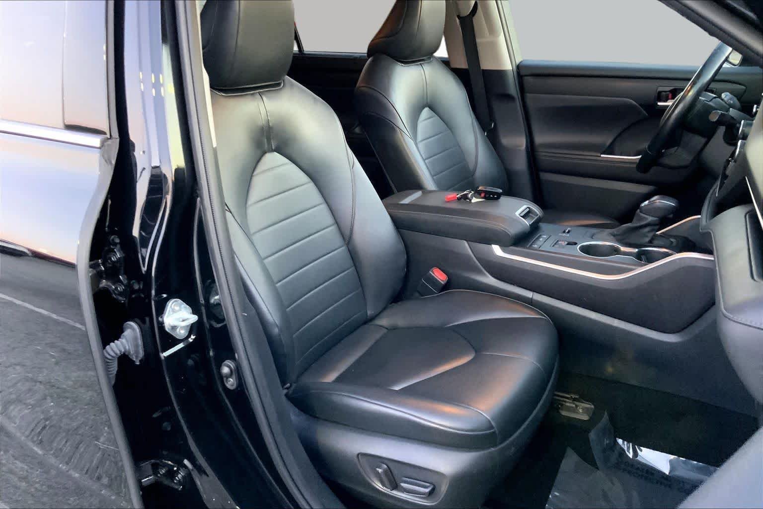 Used 2022 Midnight Black Metallic Toyota XLE image 8
