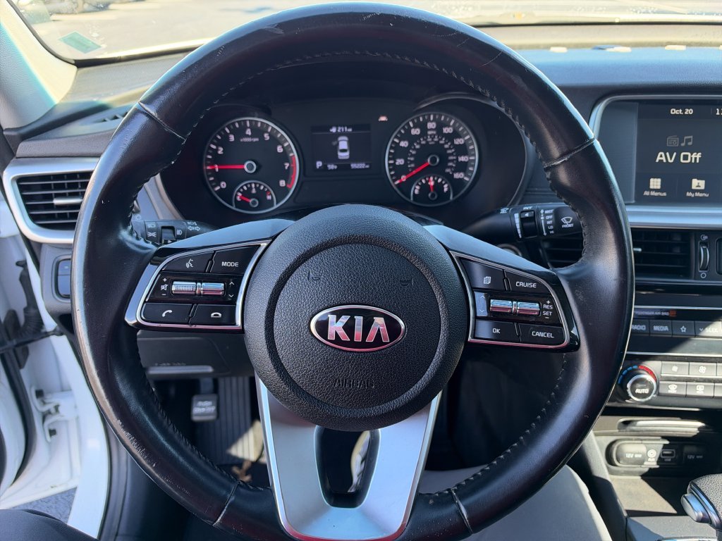 Used 2019 White Kia S image 17
