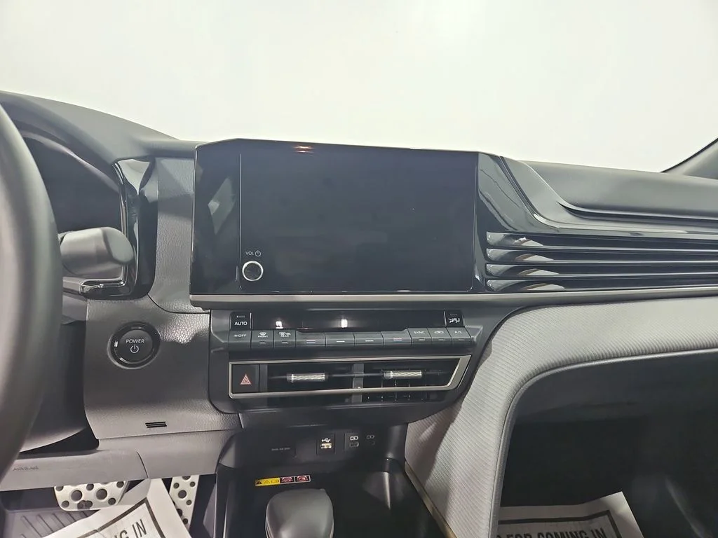 Used 2025  Toyota  image 18
