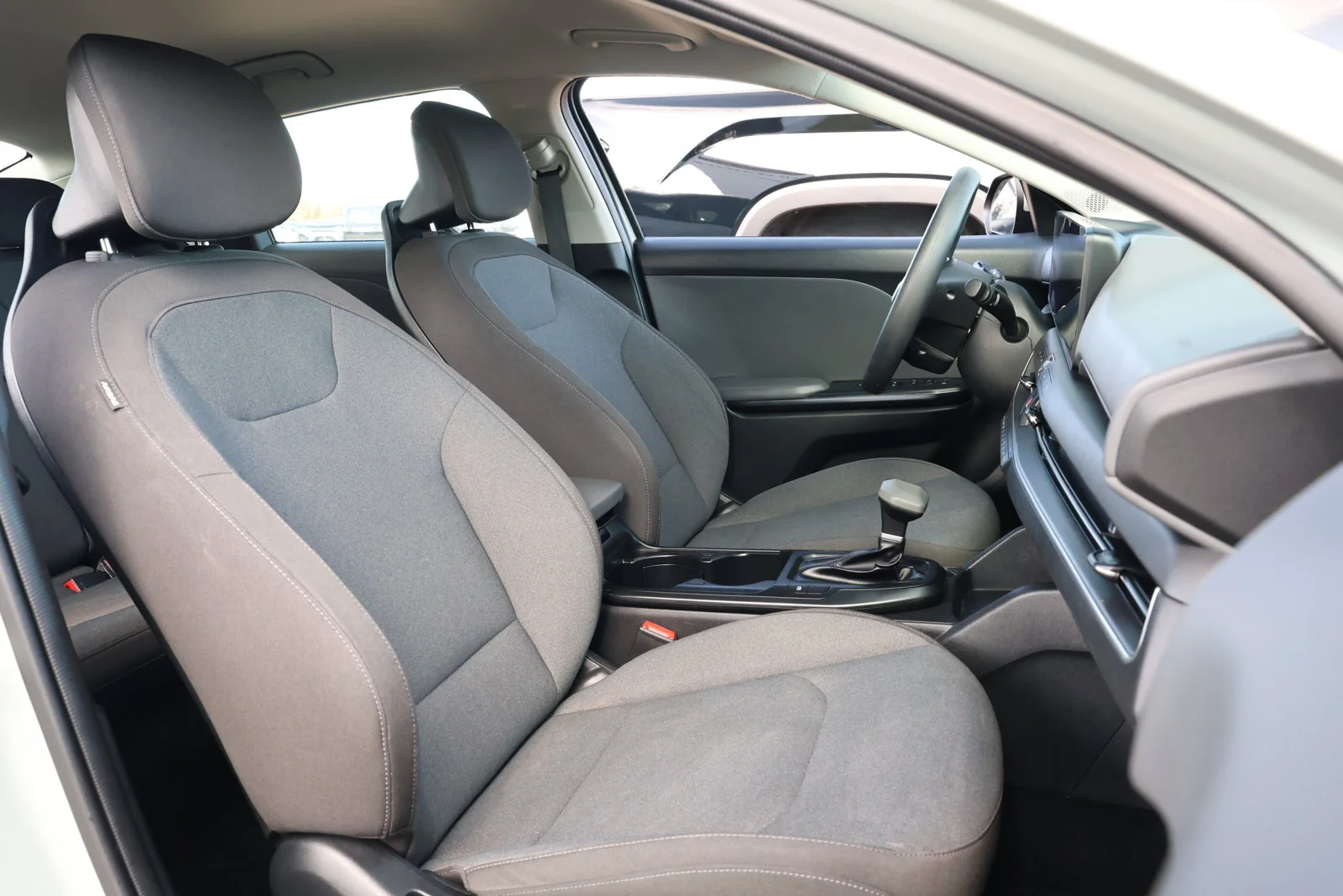 2025 Kia K4 LXS - Photo 28