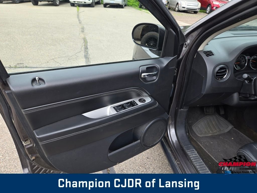 Used 2014 Granite Crystal Metallic Clearcoat Jeep Latitude image 16