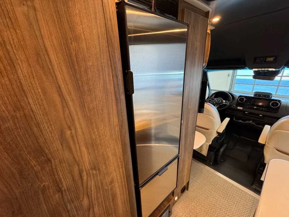 New 2027 TENORITE GREY PREMIUM METALLIC AIRSTREAM  image 38
