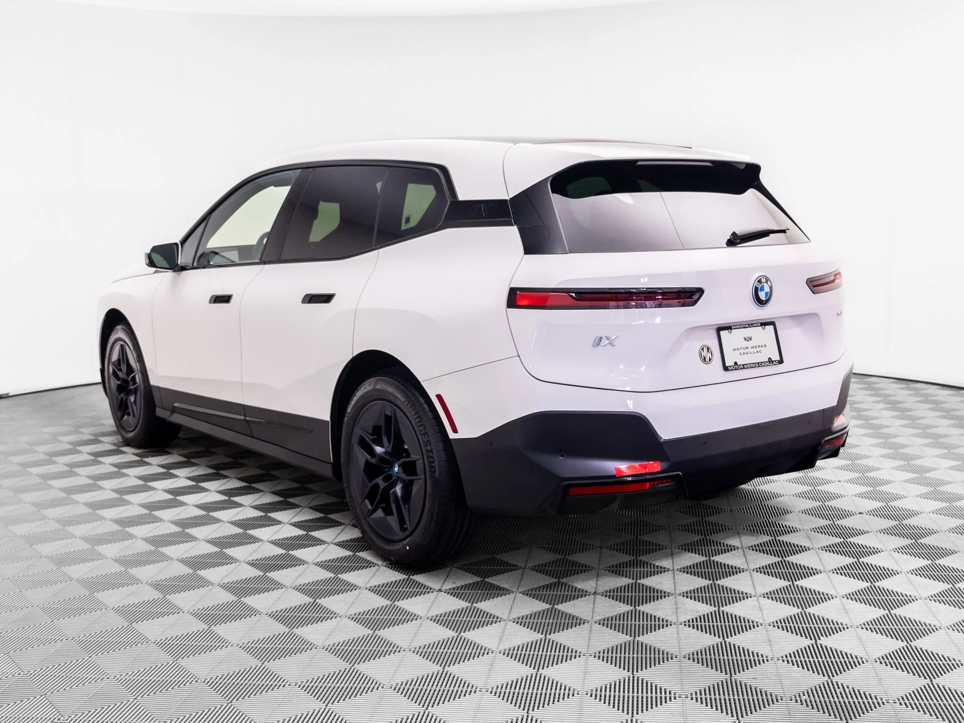 Used 2024 White BMW xDrive50 image 3