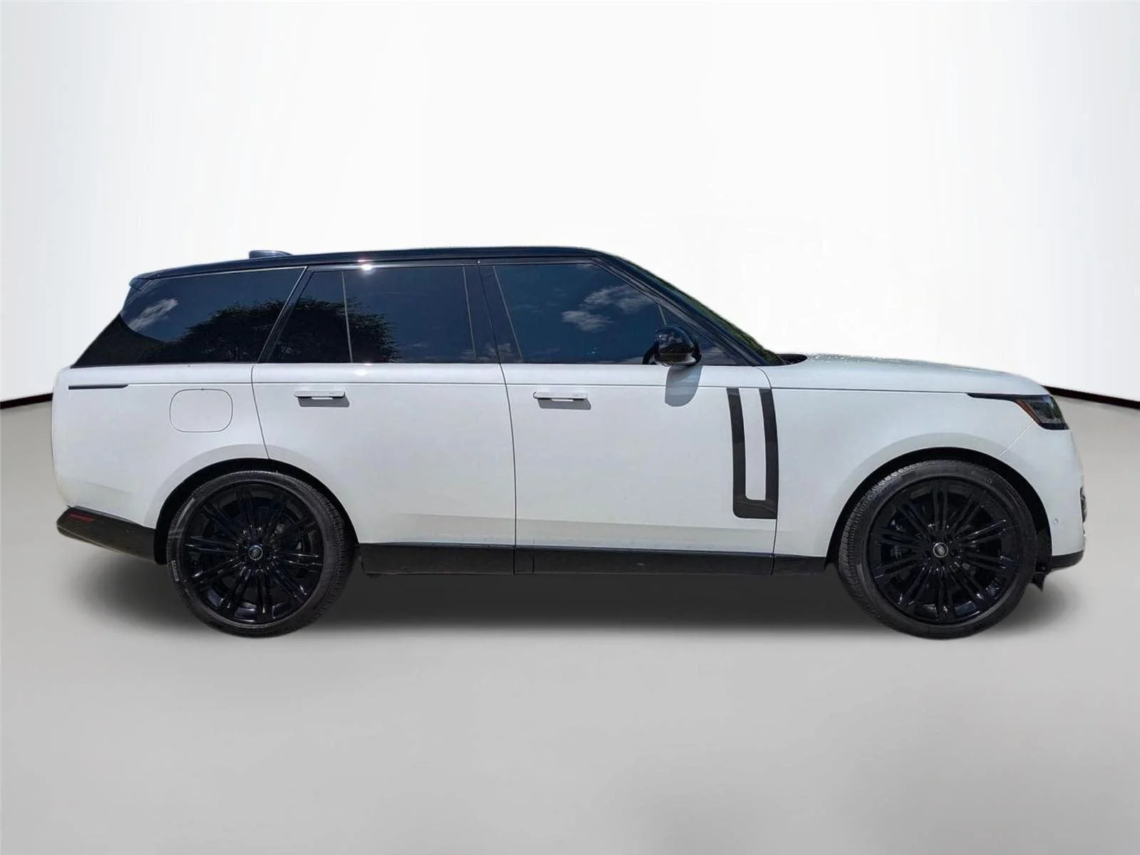 Used 2025  Land Rover SE image 4