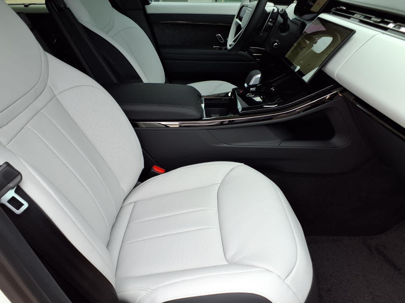 New 2026 Fuji White Land Rover Dynamic SE image 8