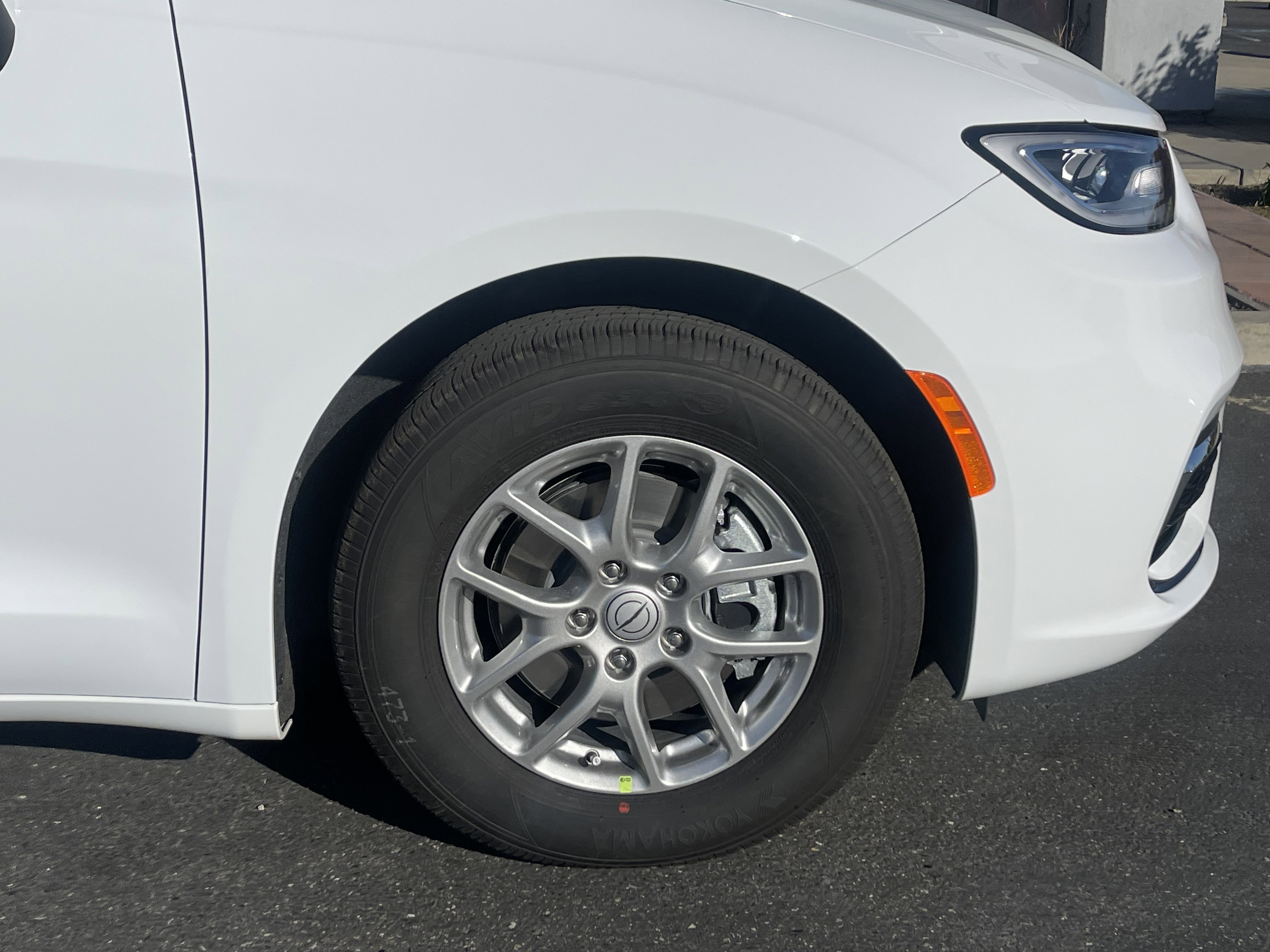 New 2026 Bright White Clear-Coat Exterior Paint Chrysler Select image 7