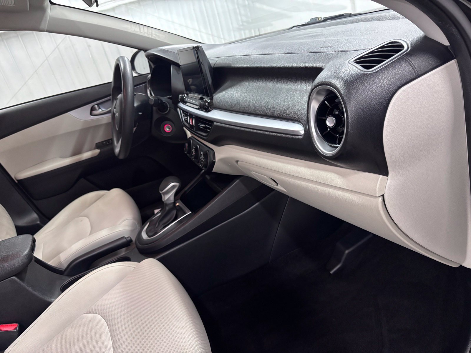 Used 2022 Black Kia LXS image 16