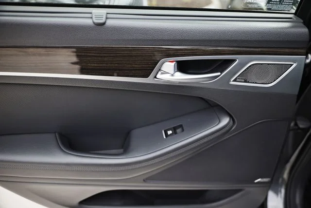 Used 2020 Himalayan Gray Genesis 3.8 image 25