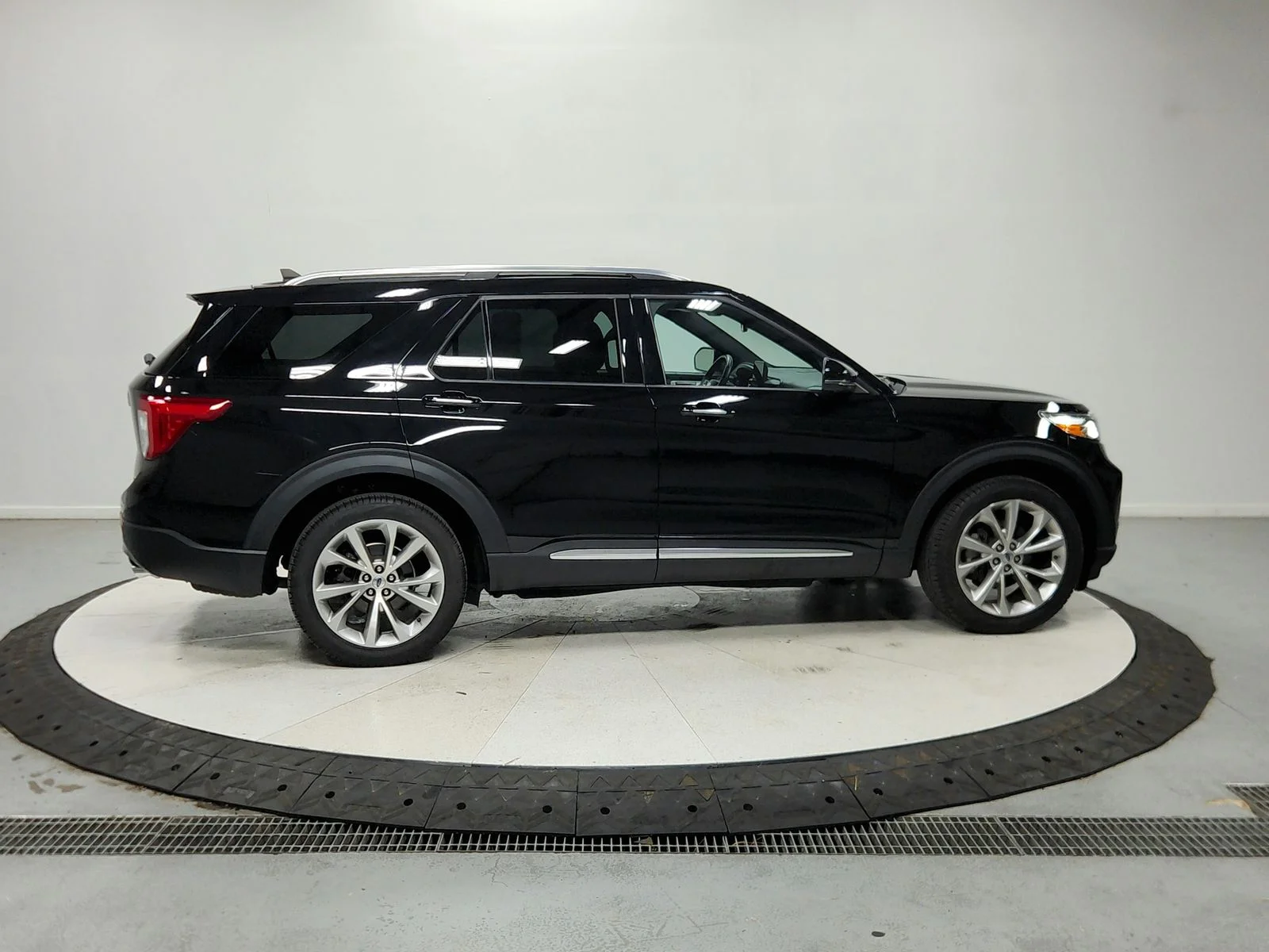 Used 2023 Black Ford Platinum image 9