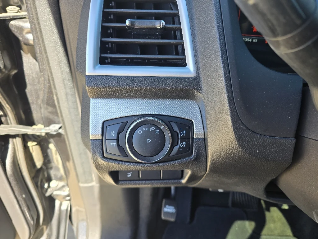 Used 2015 Magnetic Metallic Ford XLT image 17