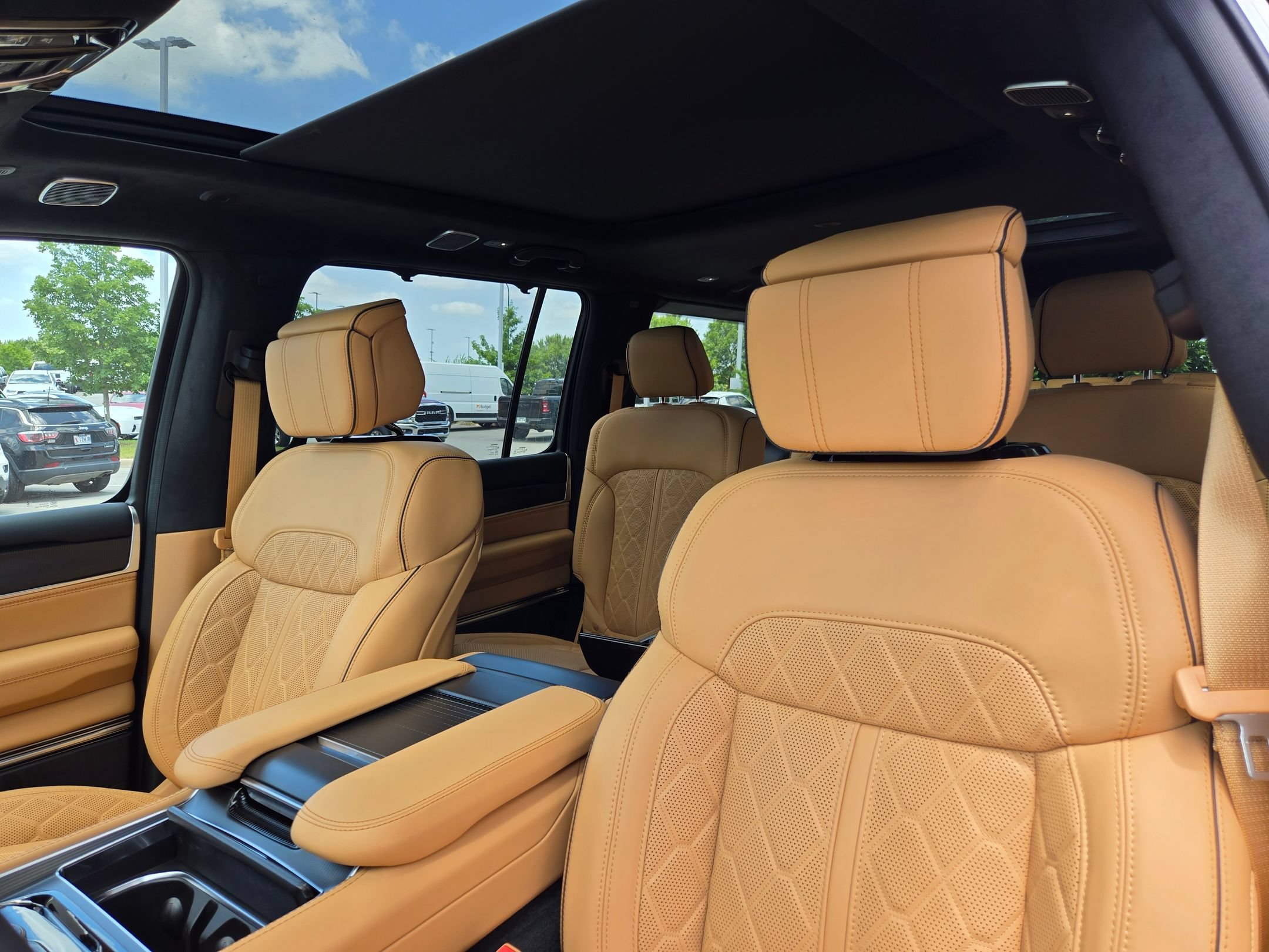 New 2026 Bright White Clear-Coat Exterior Paint Jeep Summit Reserve image 21