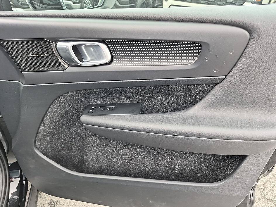 Used 2019  Volvo R-Design image 34