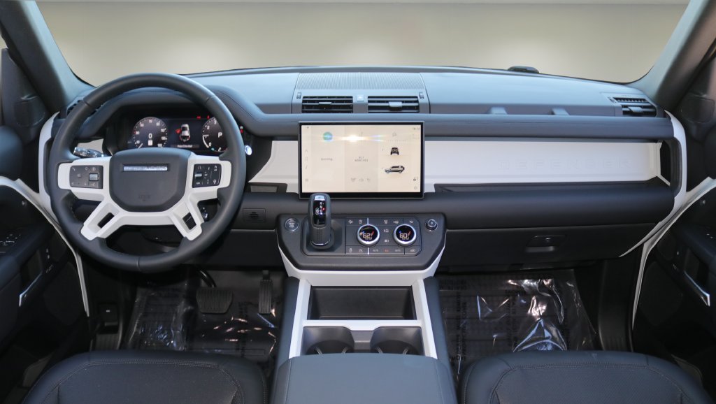 Used 2025 White Land Rover X-Dynamic SE image 13