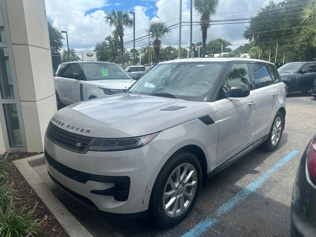 Used 2024  Land Rover SE image 1