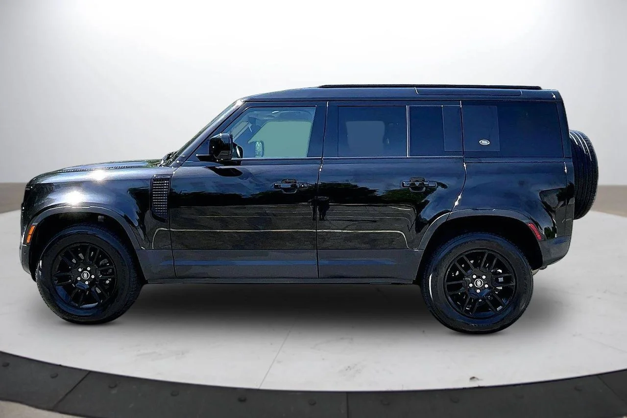 Used 2024  Land Rover S image 5