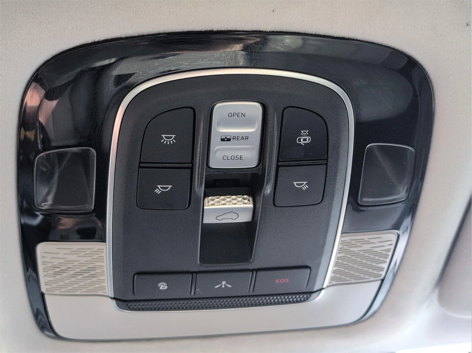 Used 2022 Sierra Burgundy Hyundai Calligraphy image 18