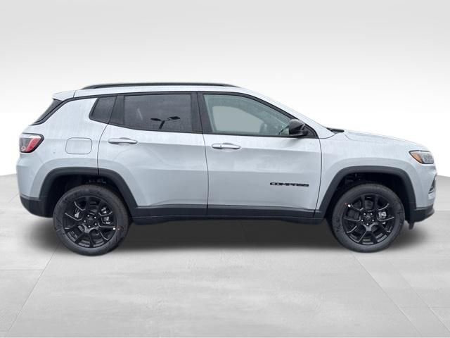 New 2026 Silver Zynith Metallic Clear-Coat Exterior Paint Jeep Latitude Altitude image 8
