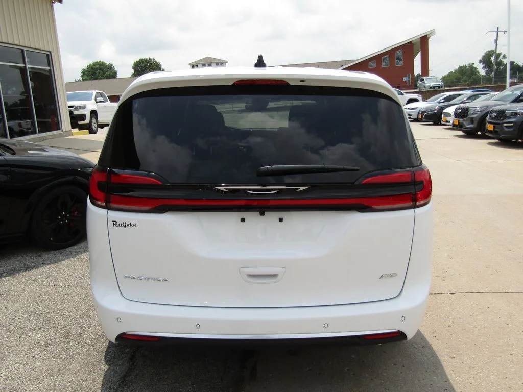 New 2027 Bright White Clear-Coat Exterior Paint Chrysler Select image 4