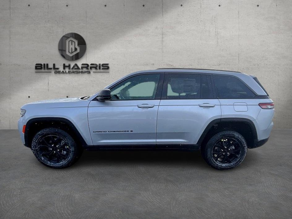 New 2026 Silver Zynith Exterior Paint Jeep Laredo Altitude image 10