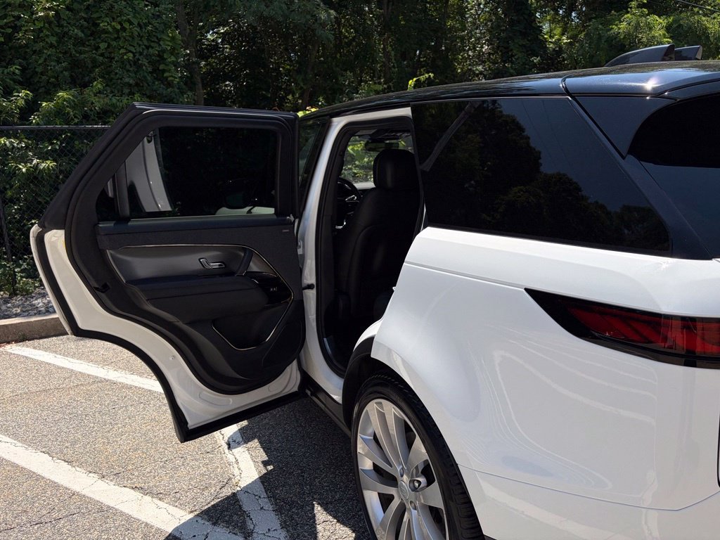 Used 2023 White Land Rover SE image 14