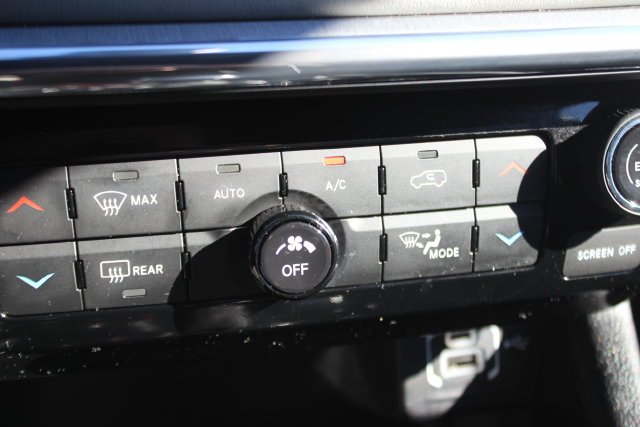 Used 2023 Silver Jeep Limited image 9