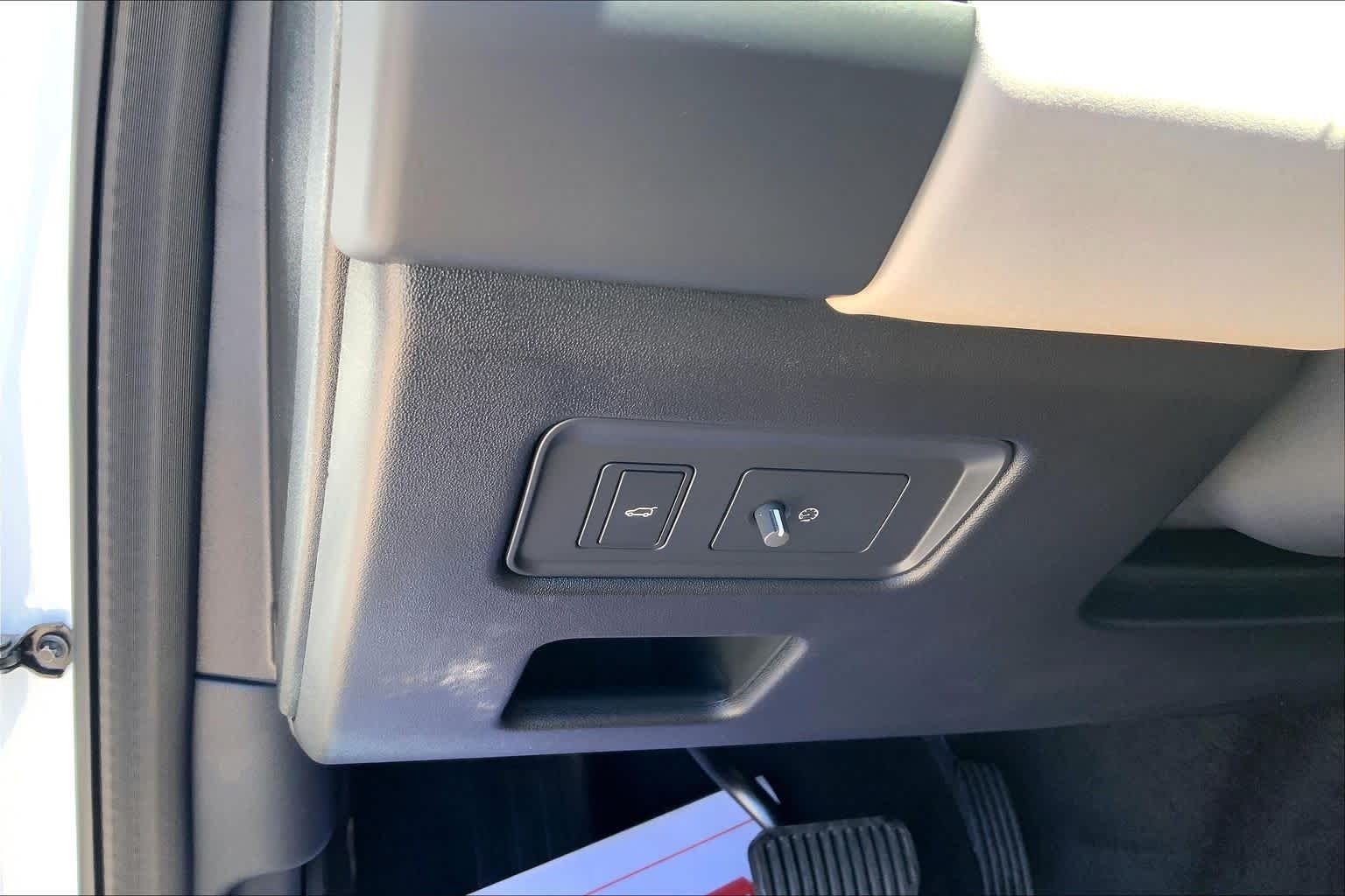 New 2026 Fuji White Land Rover S image 18