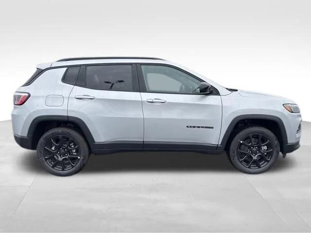 New 2026 Silver Zynith Metallic Clearcoat Jeep Latitude Altitude image 8