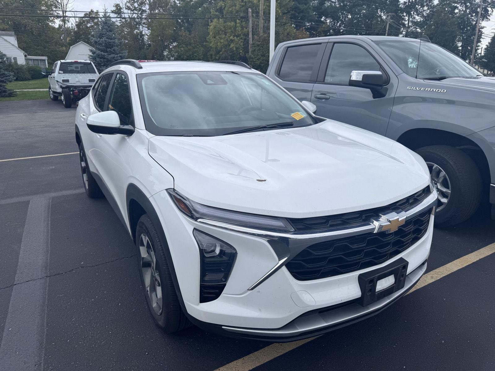 Used 2025 Summit White Chevrolet LT image 3