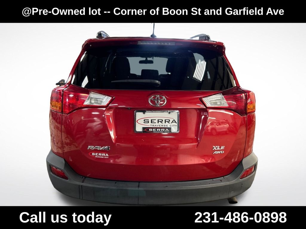 Used 2013 Red Toyota XLE image 4