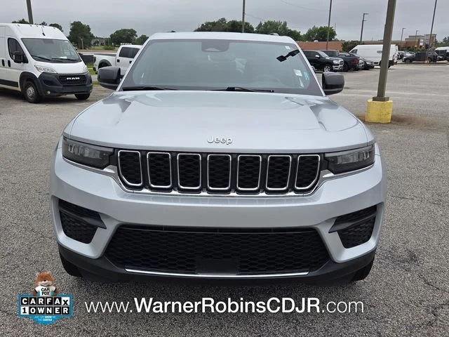 Used 2024 Silver Jeep Laredo image 2
