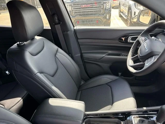 New 2026 Bright White Clear-Coat Exterior Paint Jeep Latitude image 12