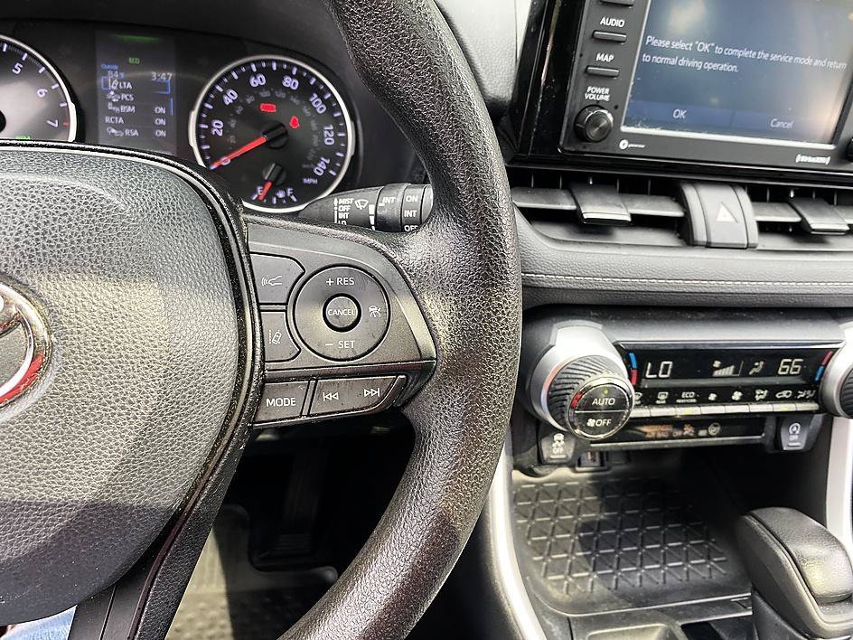 Used 2022 White Toyota XLE image 14
