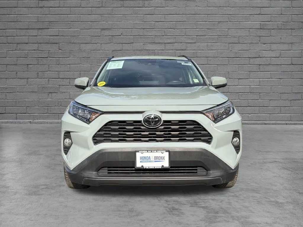 Used 2019 Lunar Toyota XLE Premium image 4