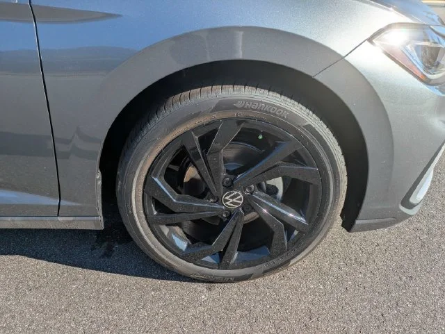New 2027 Platinum Gray Metallic Volkswagen 1.5T SE image 11