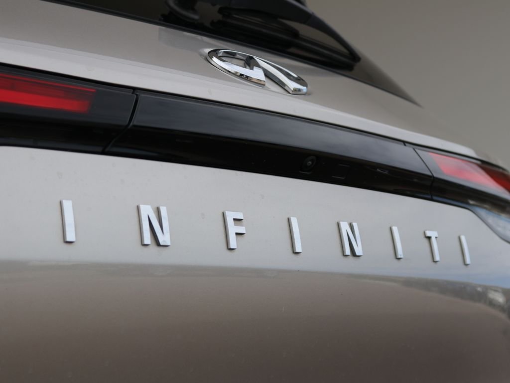 Certified Used 2023 Silver INFINITI LUXE image 36