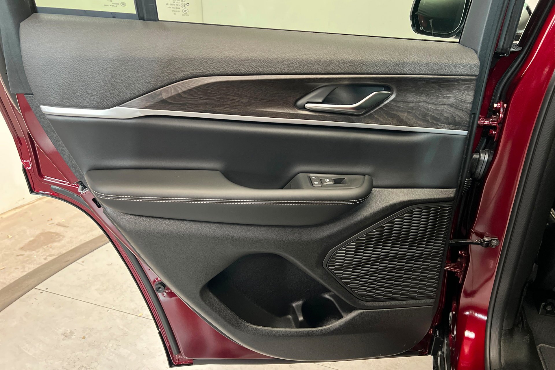 New 2026 Velvet Red Pearl-Coat Exterior Paint Jeep Laredo Altitude image 19