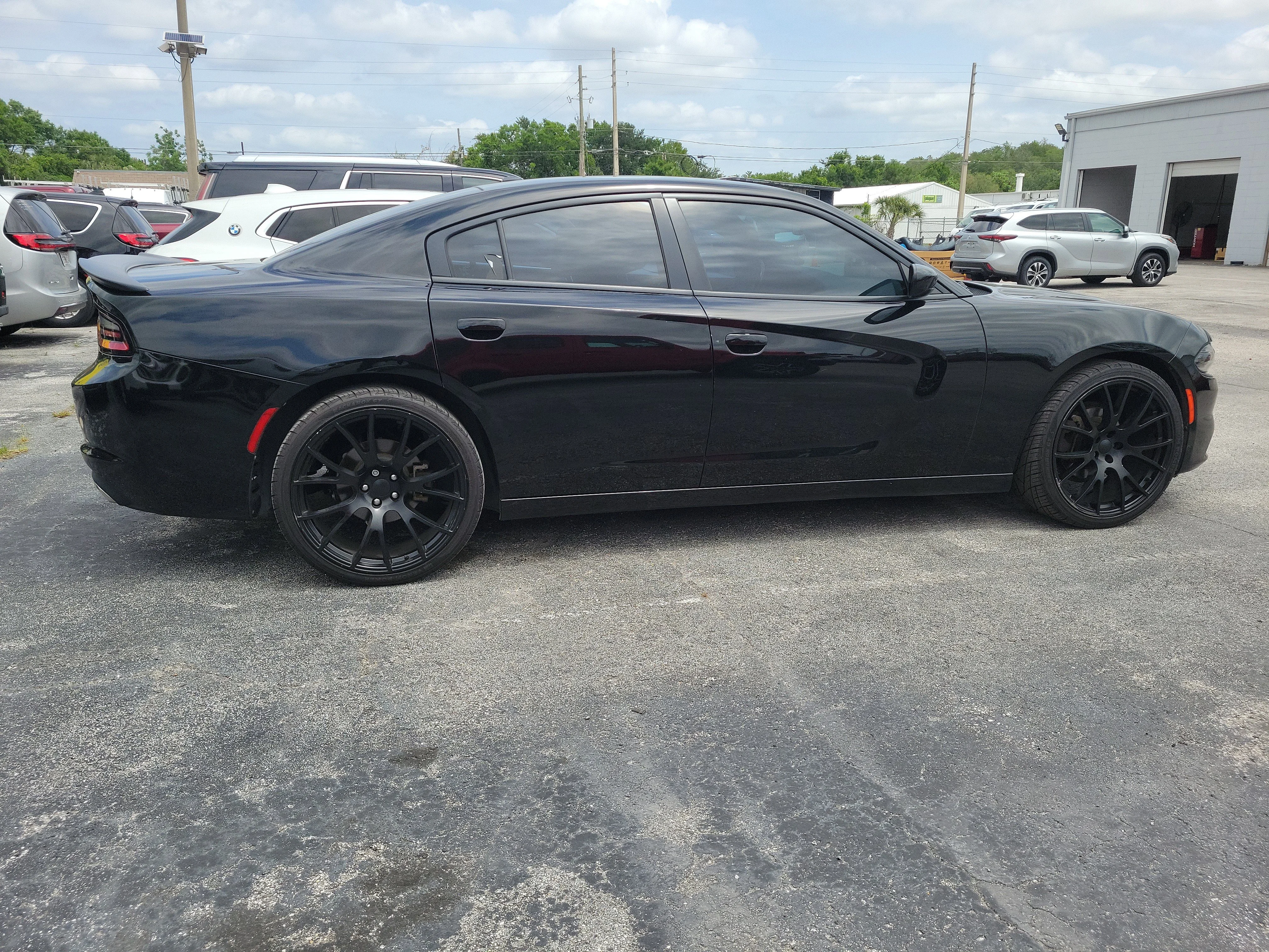 Used 2020 Pitch Black Clearcoat Dodge SXT image 4