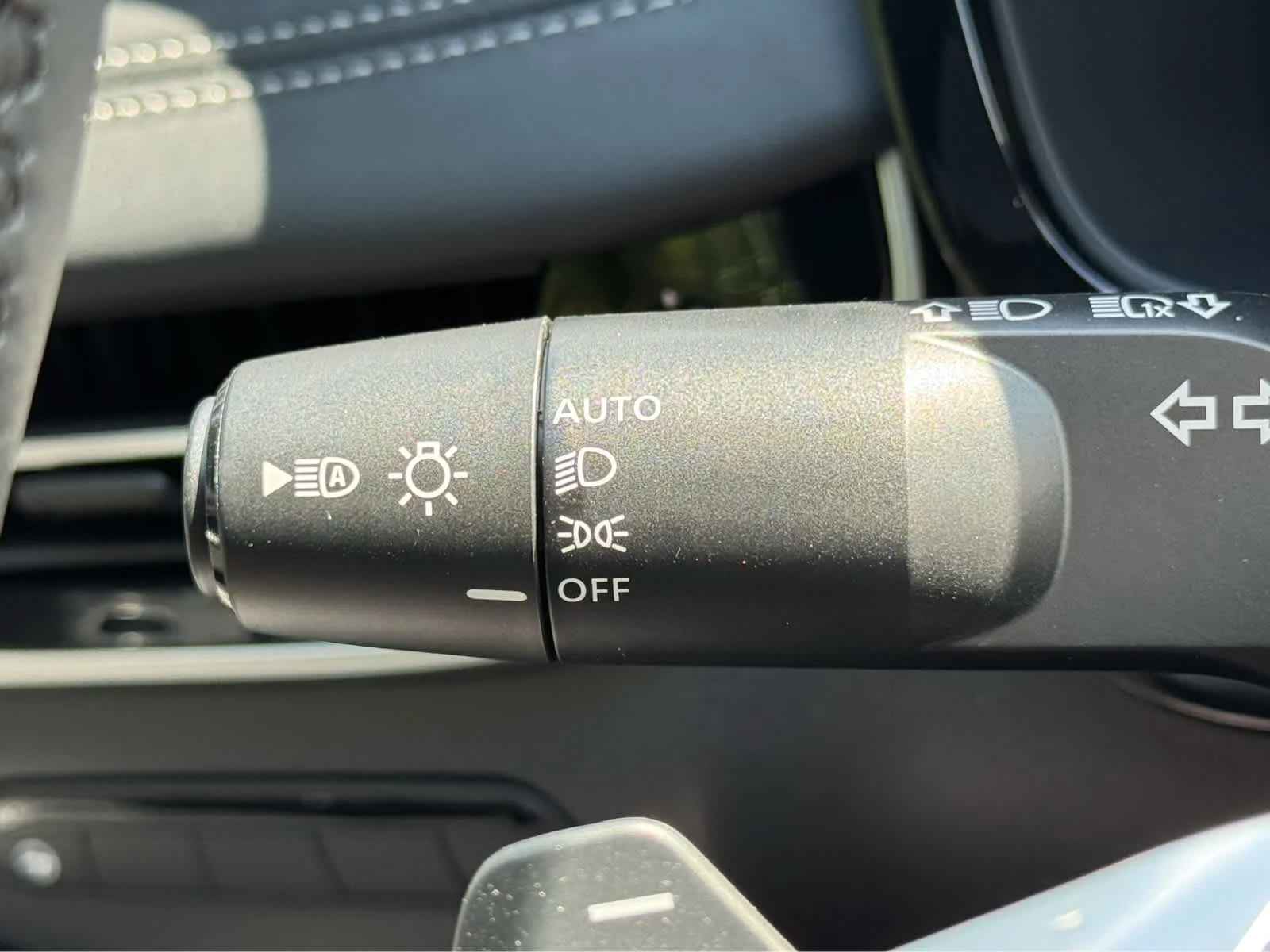 New 2027 2T RAD WHT INFINITI Sport AWD image 16