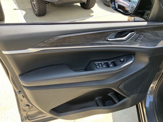 New 2026 Baltic Gray Metallic Clear-Coat Exterior Paint Jeep Limited image 8